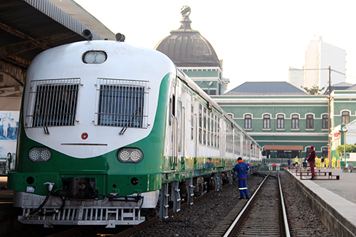 pr inaugura novo equipamento ferroviario comboio